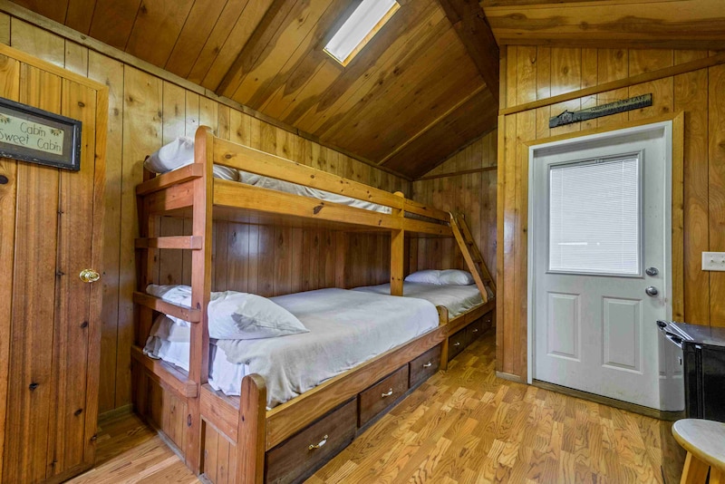Boo-Boo Cabin (6 Person)-4